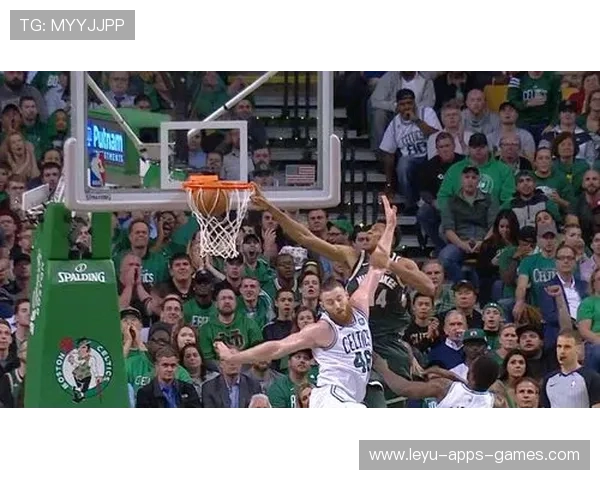 NBA字母哥扣篮瞬间：从场馆到训练场的力量启示